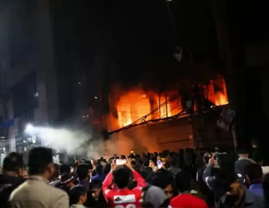 बांग्लादेश :  मौलाना की हत्या पर भड़के कट्टरपंथी... हिंदुओं पर निकाली भड़ास, घरों और दुकानों पर बोला हमला