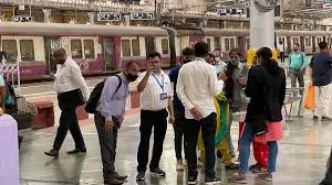 मुंबई : लोकल ट्रेन में बेटिकट यात्रियों की संख्या बढ़ी; 41.90 लाख यात्रियों को पकड़ा
