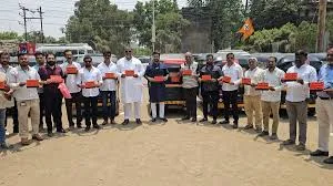 डोंबिवली : मनसे ने कल्याण-डोंबिवली में ऑटो पर मराठी स्टिकर लगाए