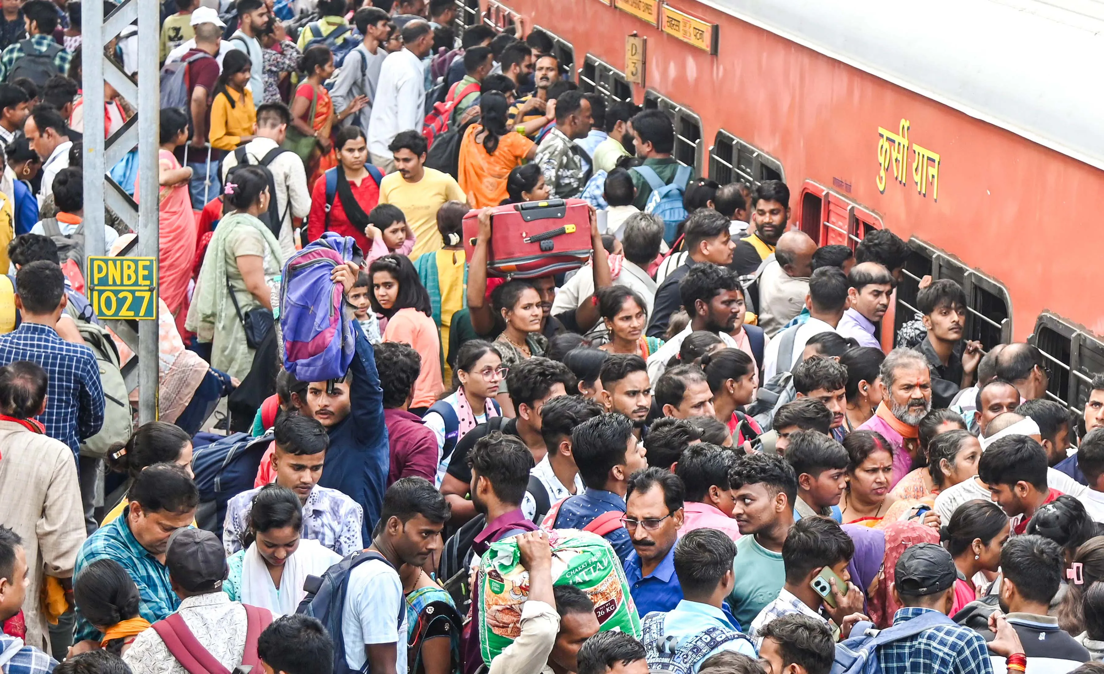 मुंबई : ट्रेनों में लंबी वेटिंग... मुंबई में फंसे यात्री, लौटने में छूट रहे पसीने