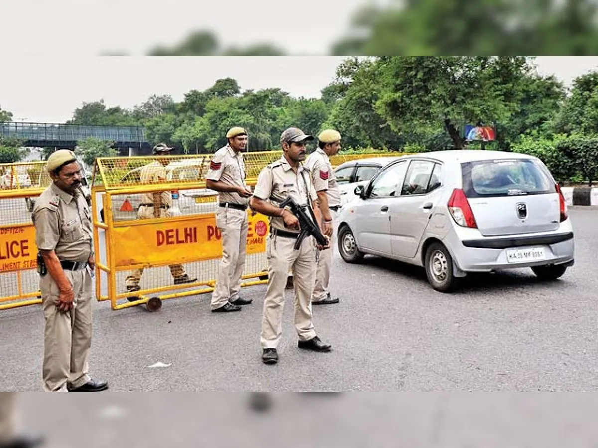 दिल्ली हाई अलर्ट पर, आतंकी हमले की आशंका के बाद सुरक्षा एजेंसियां सतर्क