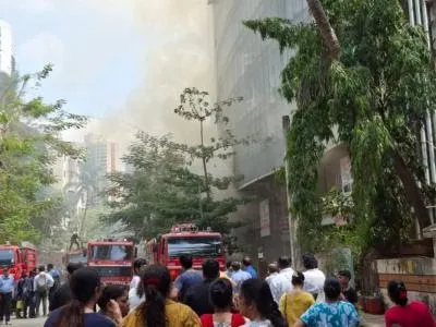 बोरीवली के Annex Mall में लगी आग, वेस्टर्न एक्सप्रेस हाईवे के पास मची अफरा-तफरी