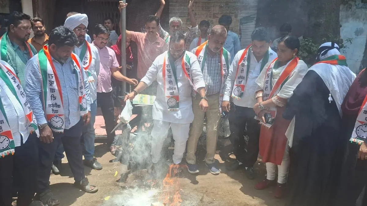भिवंडी में NCP का विरोध प्रदर्शन: गुटखा पैकेट जलाकर बढ़ते ड्रग कारोबार और पुलिस निष्क्रियता पर उठाए सवाल