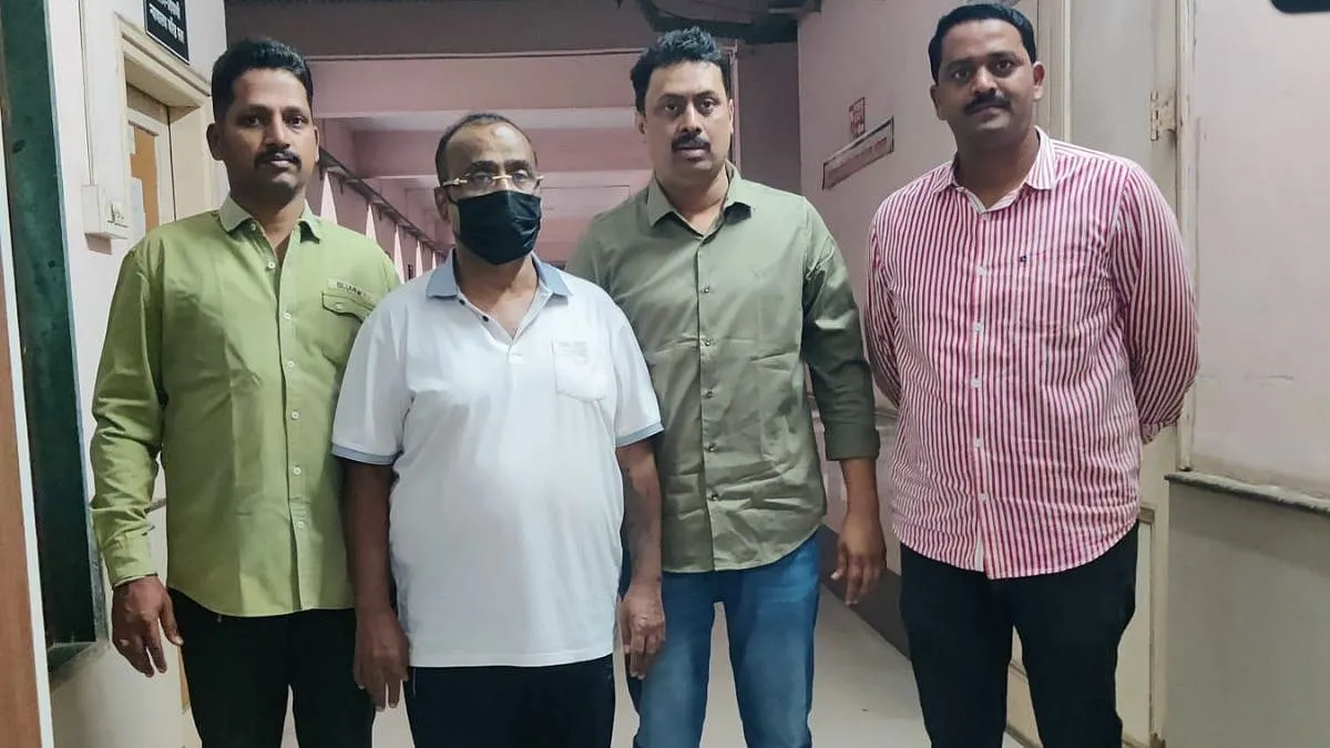  ठाणे पुलिस ने यौन उत्पीड़न मामले में फरार चल रहे पूर्व ठाणे नगर निगम (TMC) अधिकारी Mahesh Aher को आखिरकार को गिरफ्तार किया
