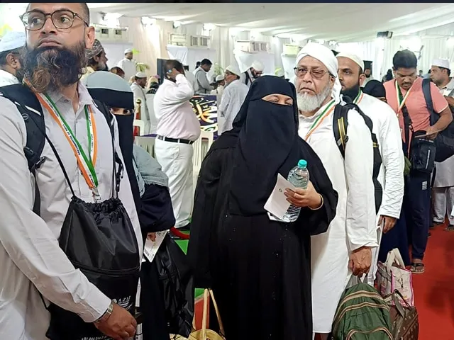 सऊदी अरब में भारतीय हज यात्रियों की शिकायतें बढ़ीं, खराब GPS घड़ियों और कुकिंग बैन पर उठा विवाद