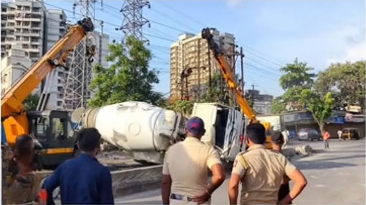ठाणे में बड़ा सड़क हादसा: खंबालपाड़ा विकास नाका रोड पर सीमेंट मिक्सर डंपर से टकराया, 3 घायल