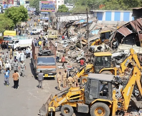 कुंभ मेले से पहले नासिक में बड़ी कार्रवाई, सरदा सर्कल से द्वारका तक 50 अतिक्रमण हटाए गए