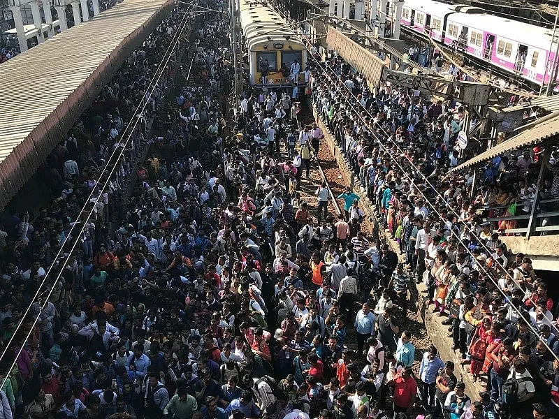 विरार रेलवे स्टेशन पर भारी हंगामा: यात्रियों ने ट्रैक जाम किया, मुंबई लोकल सेवा पर असर