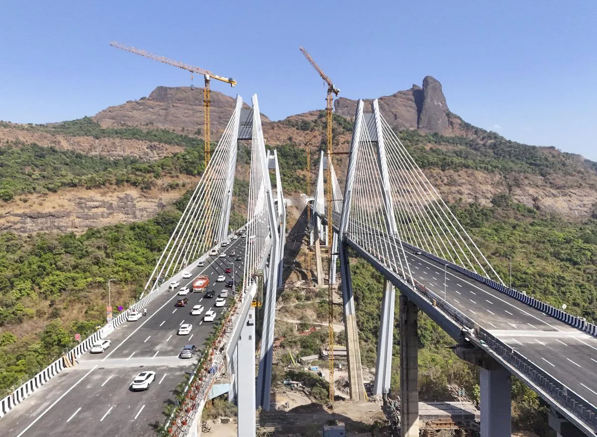 मुंबई-पुणे एक्सप्रेसवे पर ‘नो सेल्फी’ नियम: MSRDC की सख्त चेतावनी, उल्लंघन पर लगेगा जुर्माना