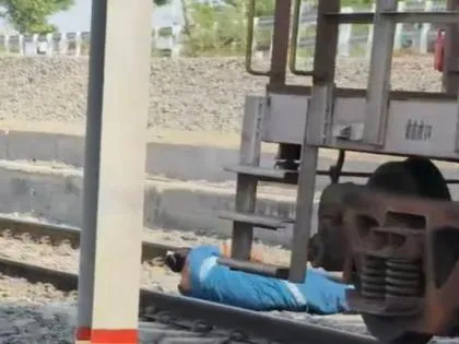 पुणे में चलती मालगाड़ी के नीचे लेटकर महिला ने बचाई जान, पटास स्टेशन की घटना से मचा हड़कंप