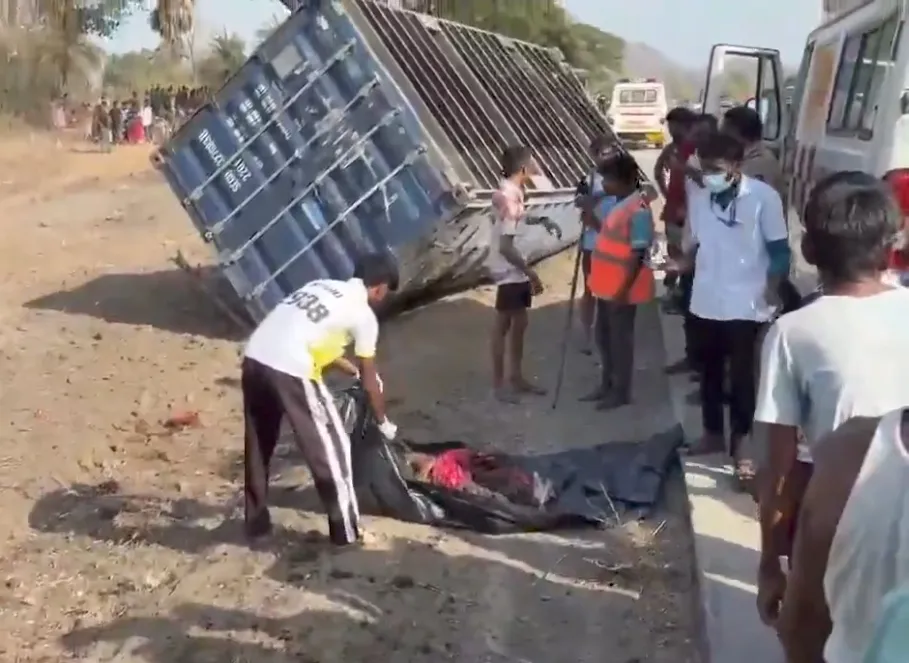 पालघर में भीषण सड़क हादसा: शादी समारोह में जा रहे वाहन की कंटेनर से टक्कर, 5 की मौत; 25 घायल