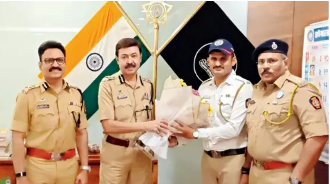 ठाणे: चोरी की SUV का 8 किमी तक पीछा कर आरोपी को पकड़ा, ट्रैफिक पुलिसकर्मी को किया गया सम्मानित