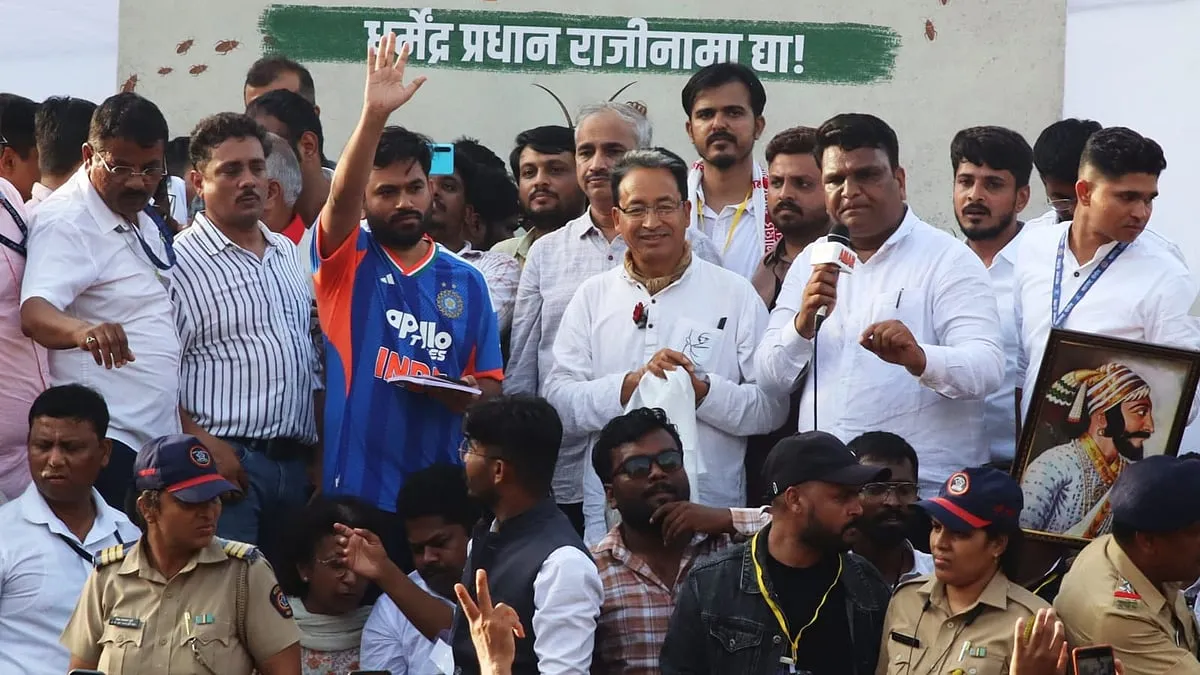 पुणे यूनिवर्सिटी में कॉकरोच जनता पार्टी का प्रदर्शन, शिक्षा सुधार की मांग को मिला हजारों युवाओं का समर्थन