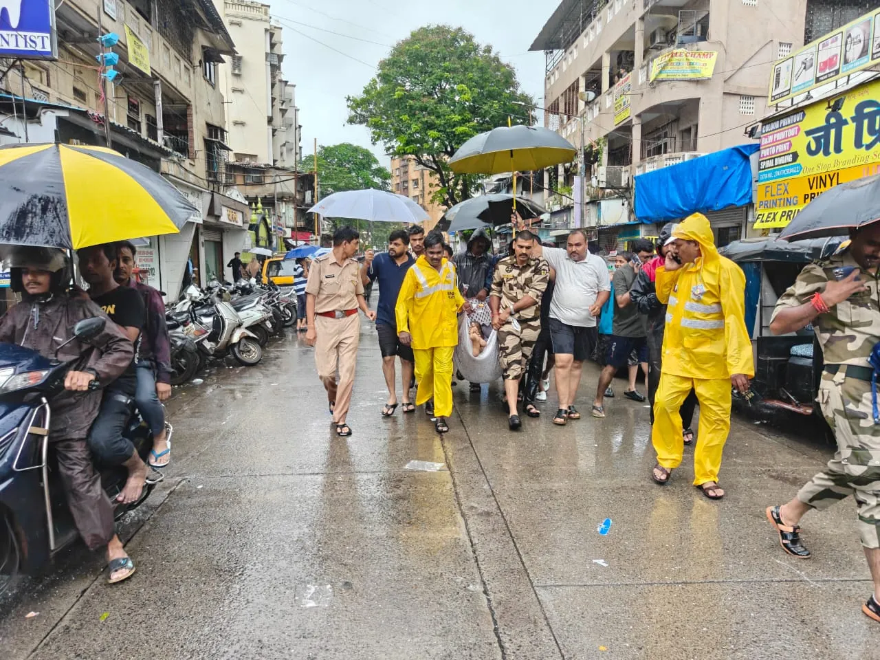 मुंबई: मॉनसून से निपटने के लिए मुंबई प्रशासन तैयार, 30000 पुलिसकर्मी संभालेंगे मोर्चा, हेल्पलाइन नंबर जारी
