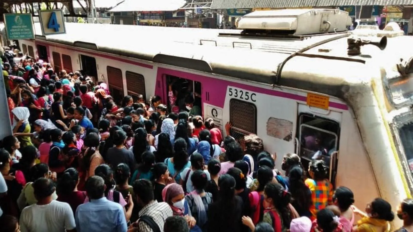 मुंबई लोकल ट्रेन सुरक्षा: पुलिस गश्त बढ़ाने, सीसीटीवी नेटवर्क का विस्तार करने की योजना