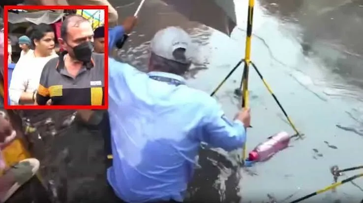 मुंबई: ‘मानसून की पूरी तैयारी’ का दावा करने वाली मेयर के सामने ही खुले गड्ढे में गिरा बीएमसी कर्मचारी