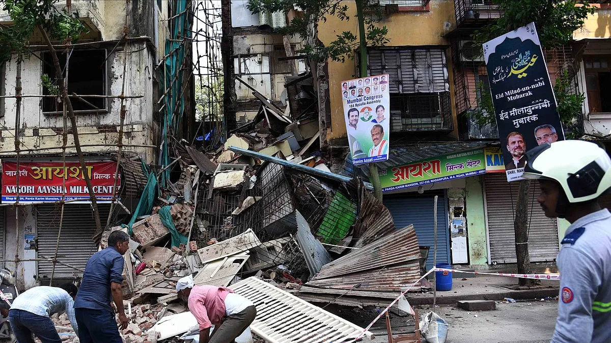 मुंबई के भायखला में पुरानी इमारत का हिस्सा ढहा, डिमोलिशन के दौरान हुआ हादसा, कोई हताहत नहीं