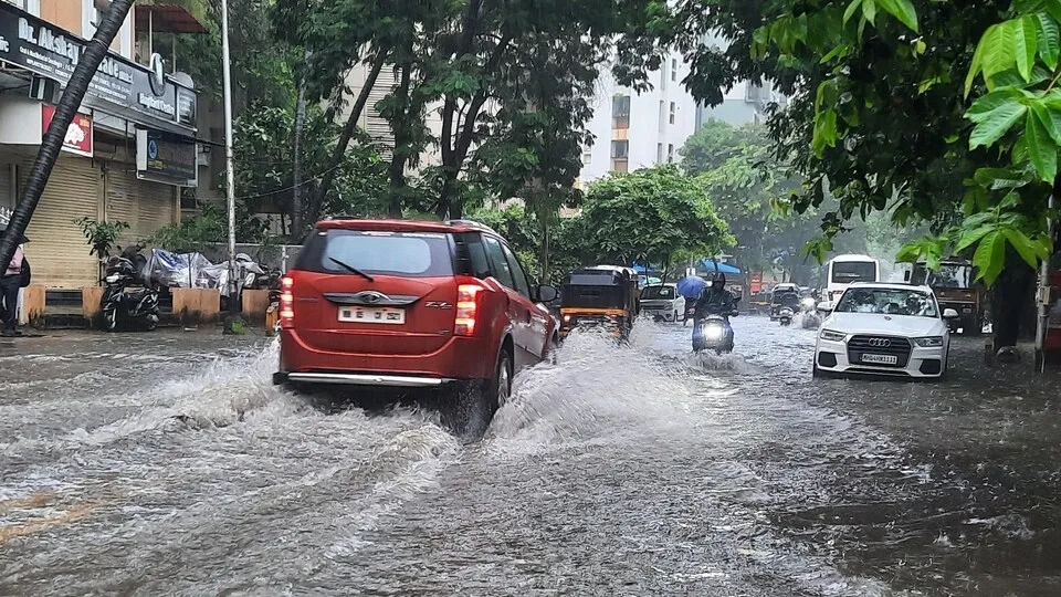 मुंबई में बरसात का अलर्ट, एक घंटे की बारिश में ही भिवंडी का हुआ बुरा हाल, डूबे सड़क-बाजार और मोहल्ले