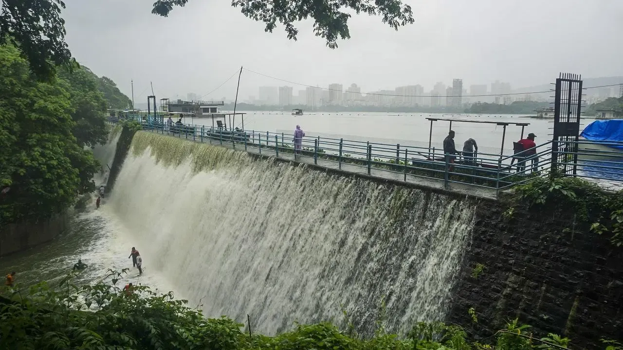 मुंबई में बारिश और IMD के ऑरेंज अलर्ट के बाद भी राहत नहीं; झीलों का जलस्तर मात्र 8.07% पर अटका, जल संकट बरकरार