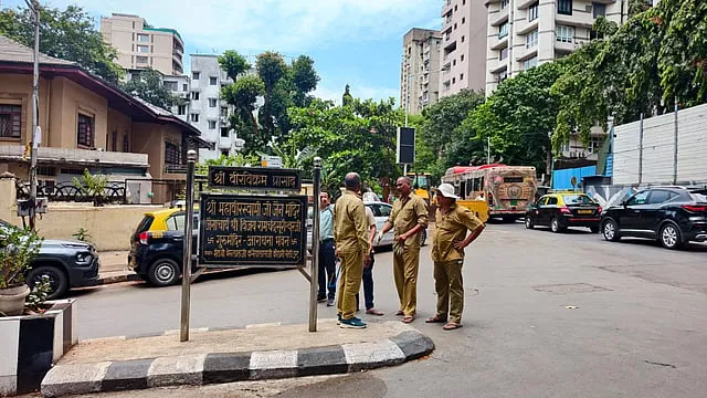 मलबार हिल में गुजराती नेम बोर्ड हटाए गए, मनसे की शिकायत के बाद BMC की कार्रवाई