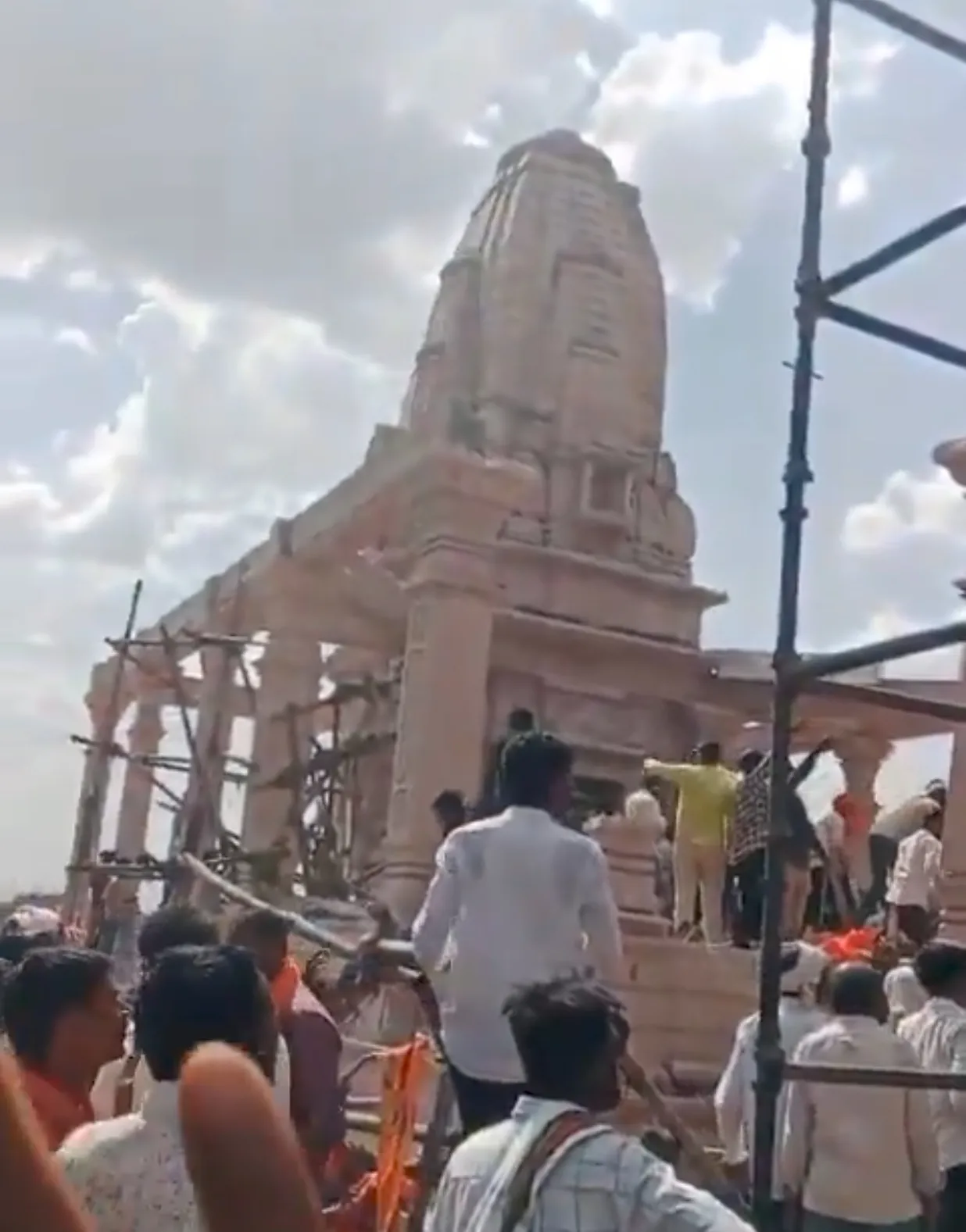 परभणी में बड़ा हादसा: हनुमान मंदिर का सभा मंडप ढहा, मलबे में 30 से 40 श्रद्धालुओं के दबे होने की आशंका