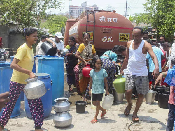 ठाणे में पानी संकट गहराया, 44 गांव और 145 पाड़ों तक पहुंचाए गए 45 पानी के टैंकर