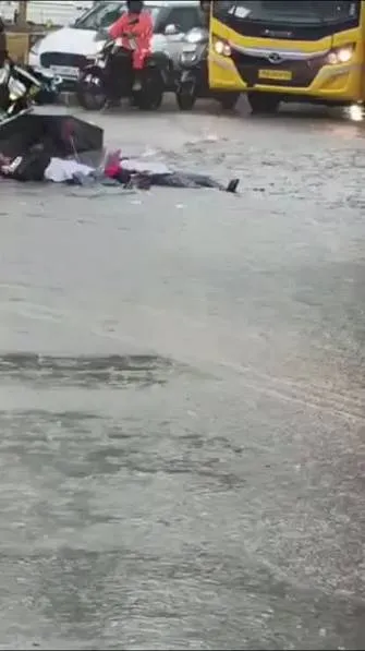 मुंबई : करंट की चपेट में आने से दो छात्राएं घायल, भारी बारिश के बीच अफरा-तफरी