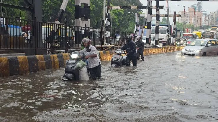 मुंबई: बारिश ने बढ़ाई मुश्किलें, वसई-विरार के कई क्षेत्र डूबे