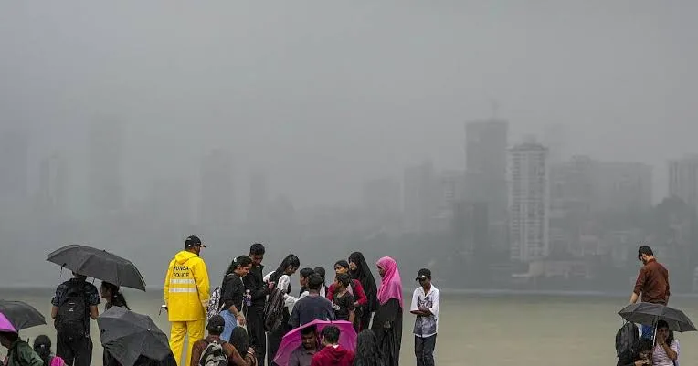 मुंबई में फिर शुरू हुई जोरदार बारिश, आंधी-तूफान की भी आशंका; आईएमडी ने जारी किया रेड अलर्ट