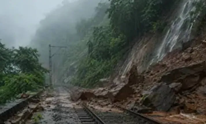 मुंबई-पुणे रेल मार्ग पर भारी भूस्खलन, 14 दैनिक और 16 स्पेशल ट्रेनों समेत कुल 30 सेवाएं रद