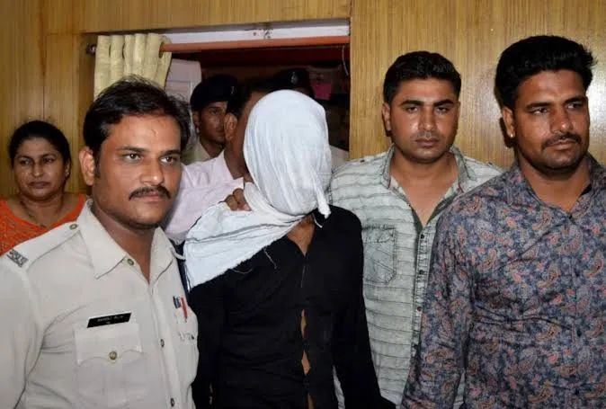 मुंबई : 7 साल की बच्ची से दरिंदगी, भड़का लोगों का गुस्सा, थाने का घेराव कर आरोपी के लिए मांगी फांसी