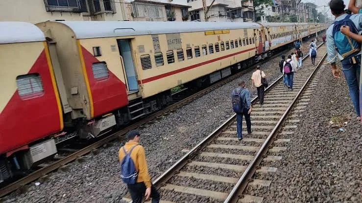 मुंबई: 'सिग्नल, यार्ड और कार शेड से ट्रेन में न चढ़ें यात्री', सेंट्रल रेलवे ने दी चेतावनी