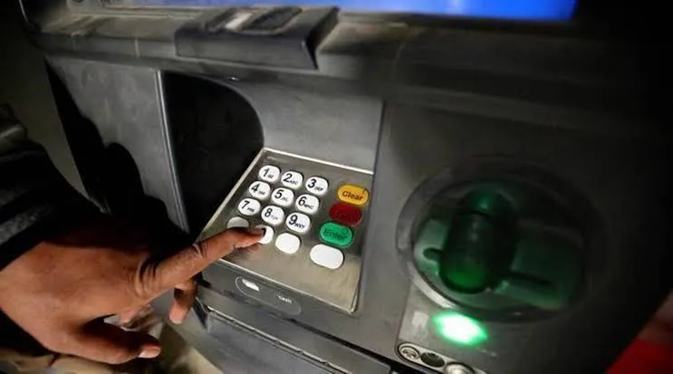 मुंबई : एटीएम से पैसे निकालते समय रहें सावधान! मुंबई में सामने आया चोरी का नया तरीका, ऐसे फंसाते थे कैश