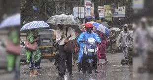मुंबई में फिर बरसे बादल, दक्षिण मुंबई समेत उपनगरों में तेज बारिश का अलर्ट