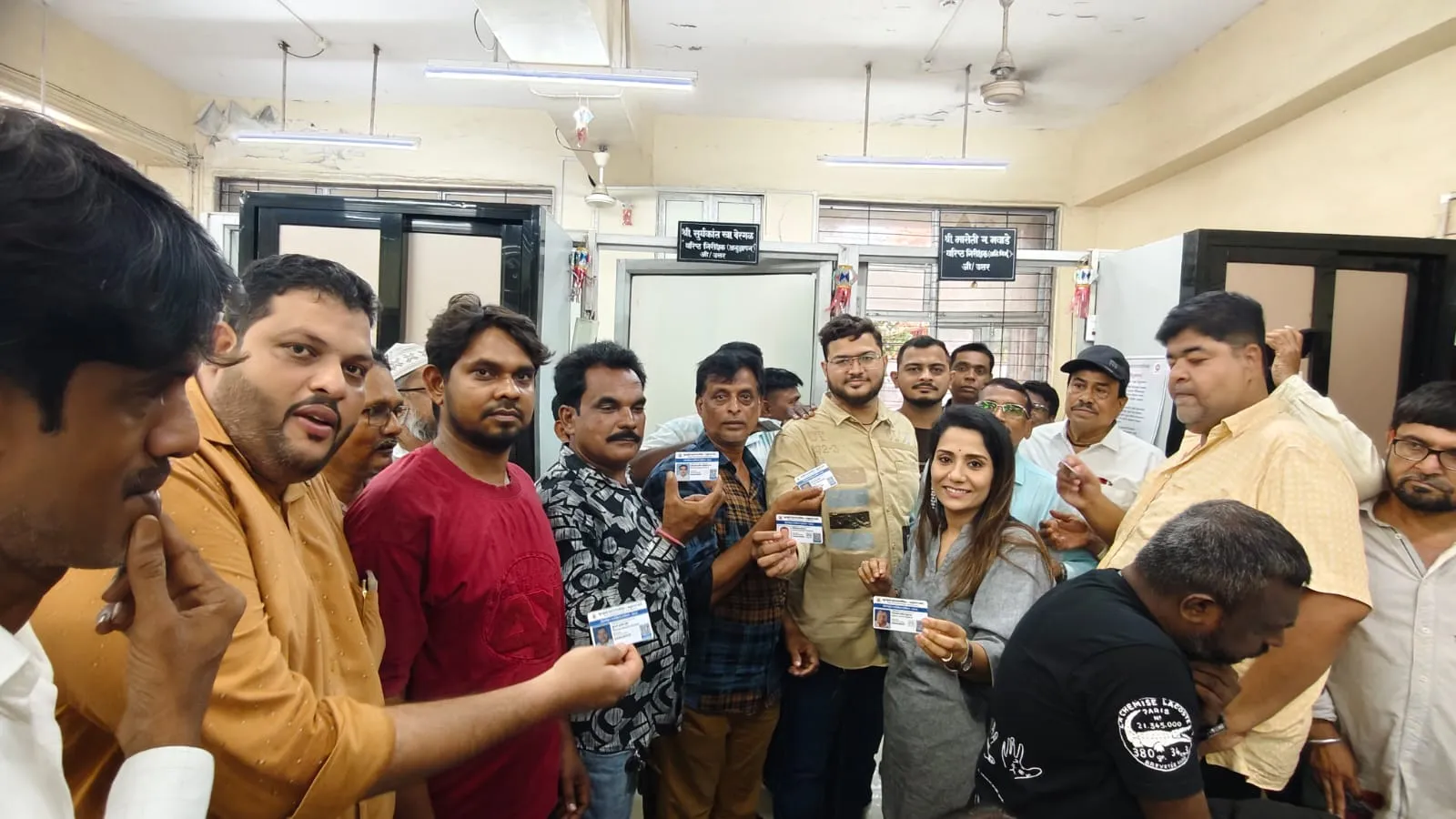 मुंबई: बीएमसी जी-नॉर्थ वार्ड के फेरीवालों को मिला डिजिटल QR Code ID कार्ड, अब सम्मान से कर सकेंगे व्यवसाय