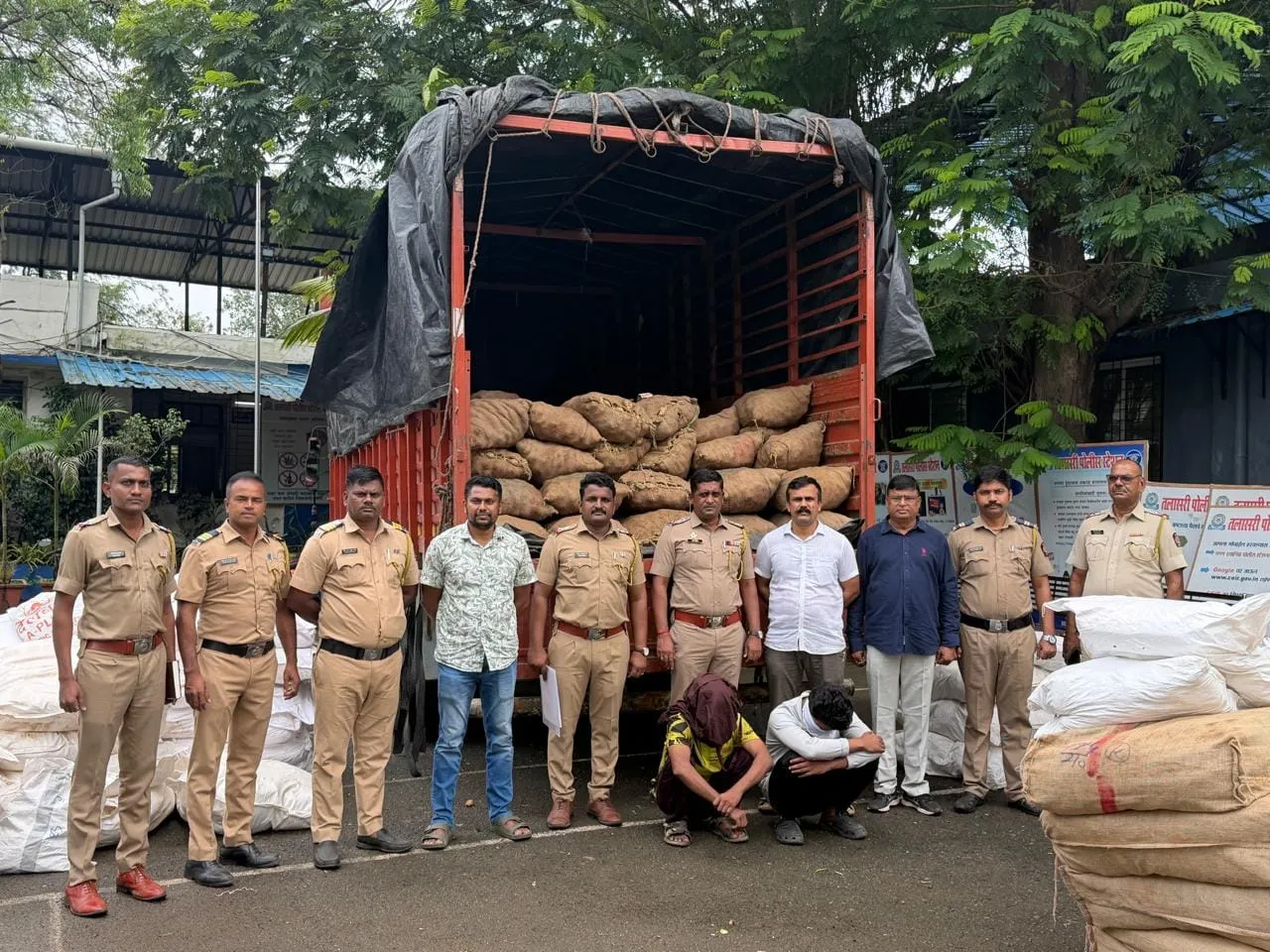 आलू की बोरियों के पीछे छुपाया था ₹27.93 लाख का गुटखा: पालघर पुलिस ने हाइवे पर पकड़ा आयशर टेम्पो, ₹47.93 लाख का माल जब्त, 2 गिरफ्तार