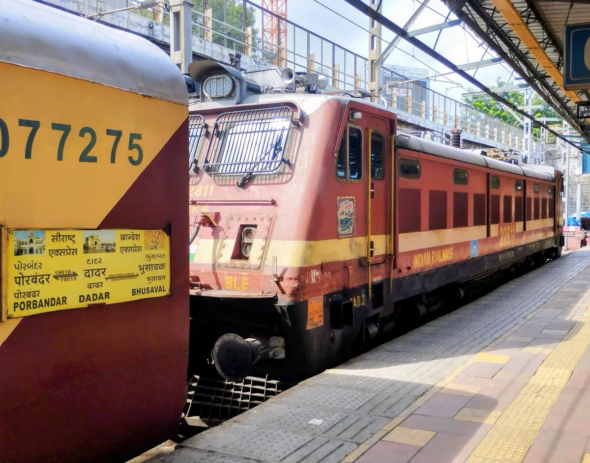 मुंबई : महालक्ष्मी एक्सप्रेस में धुआं उठने से हड़कंप, कई ट्रेनों की आवाजाही में हुई देरी
