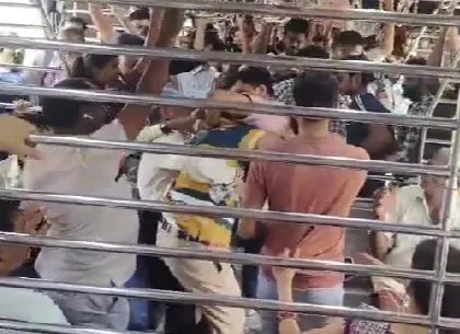 मुंबई: लोकल ट्रेन में फिर खूनी झड़प, सीट को लेकर यात्रियों में झगड़ा; तीन घायल