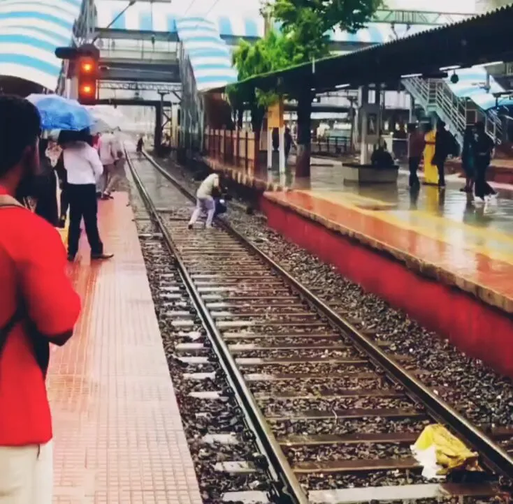 मुंबई : दादर रेलवे स्टेशन पर महिला से बेरहमी का वीडियो वायरल, ट्रैक पर मारपीट देख लोग नाराज