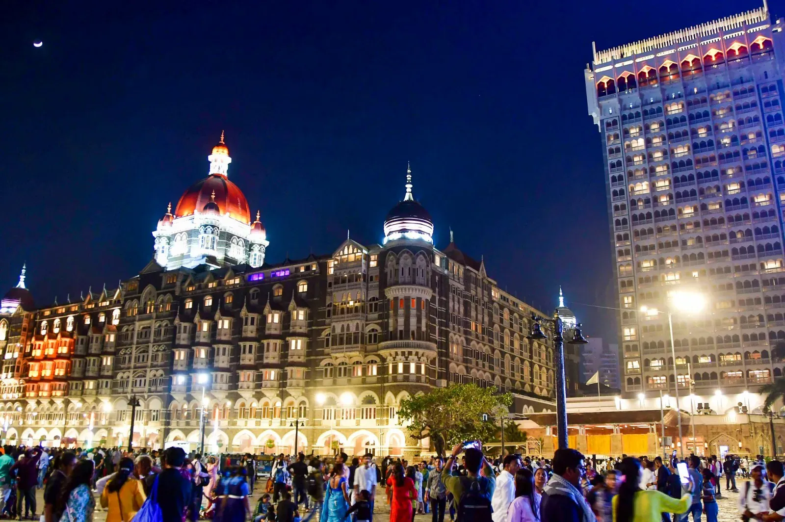 मुंबई : ताज होटल को बीएमसी ने थमाया ₹22 करोड़ का नोटिस, 26/11 हमले के बाद से बाहर लगे बैरिकेड्स का है बिल