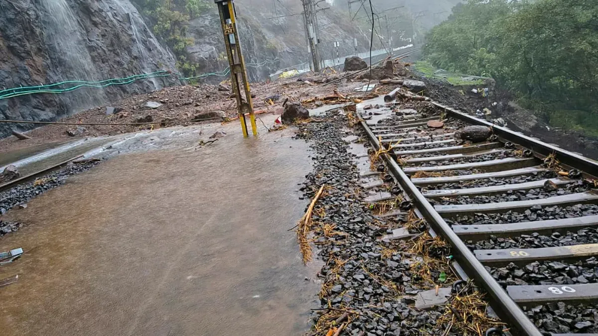 गुजरात में भारी बारिश से आफत, सूरत-मुंबई रेल सेवा पूरी तरह ठप; कई सड़कें बंद