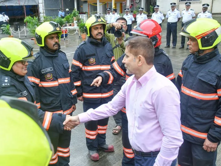 मुंबई : मोनोरेल यात्रियों को बचाने वाले 13 दमकलकर्मियों को राष्ट्रपति पदक