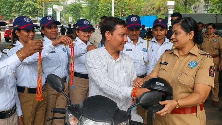 ठाणे में Helmetless Riders को पुलिस ने बांधी राखी, अनोखे Road Safety Drive से दिया सुरक्षा का संदेश