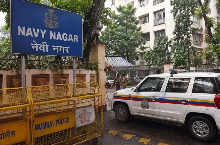मुंबई : फंदे से लटका मिला नौसेना के नाविक का शव, पत्नी और दो बच्चे भी मिले मृत, आत्महत्या का शक