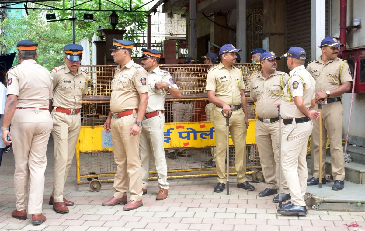 मुंबई : पुलिस ने 29 अगस्त से 27 सितंबर तक हथियार साथ लेकर चलने पर रोक लगाई, शहर में शांति और सुरक्षा का हवाला दिया