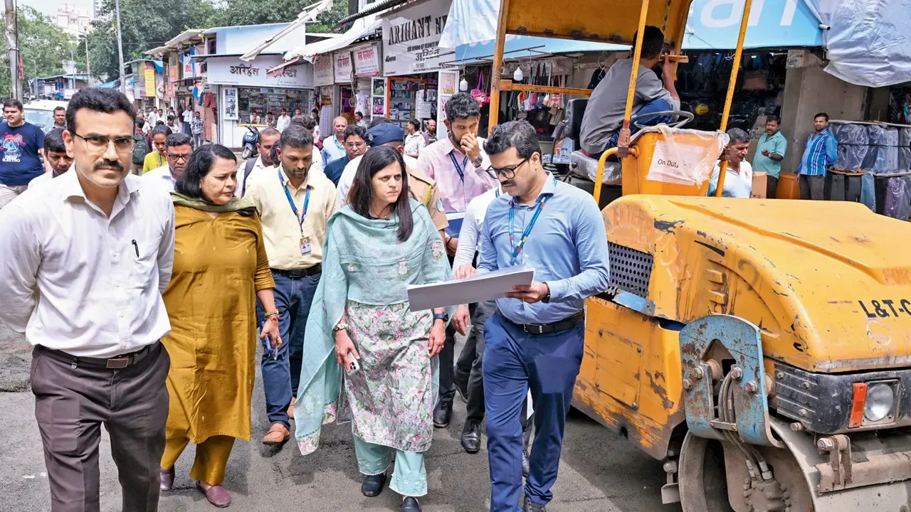 मुंबई:  एक्शन मोड में BMC कमिश्नर अश्विनी भिड़े, तीन घंटे चलीं पैदल, मुंबई में 320 KM फुटपाथ होगा साफ