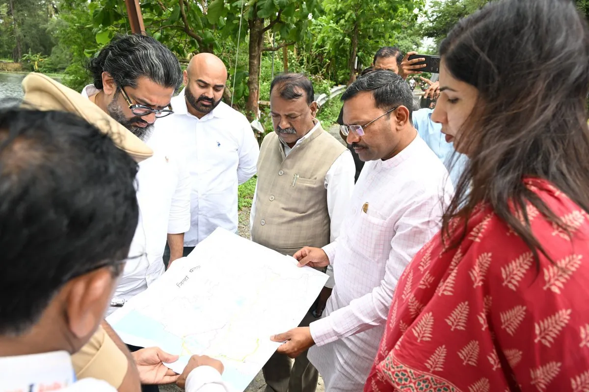 पालघर :  अतिवृष्टि से क्षतिग्रस्त सड़कों का निरीक्षण करने पालघर पहुंचे मंत्री शिवेंद्रराजे भोसले