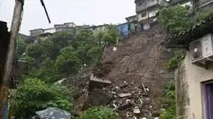 मुंबई: कुर्ला में भारी बारिश के बीच भूस्खलन से हड़कंप, 4 से 5 लोगों के दबे होने की आशंका
