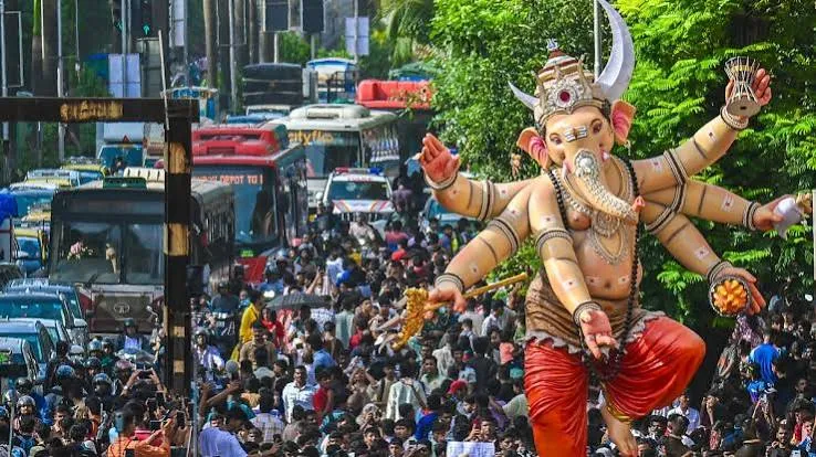मुंबई : भगवान गणेश की प्रतिमा ला रही भीड़ पर अंडे फेंकने का आरोप, बवाल मचा तो पहुंची पुलिस