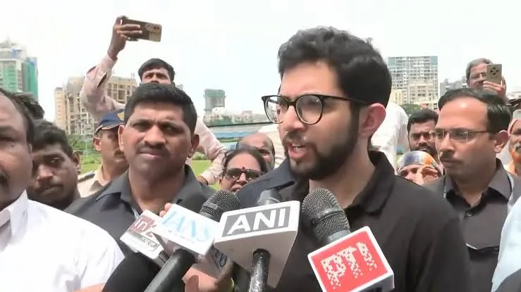 मुंबई में मैदानों को बचाने के लिए आदित्य ठाकरे की तिरंगा यात्रा, कहा, 17 मैदानों का रिजर्वेशन बदला